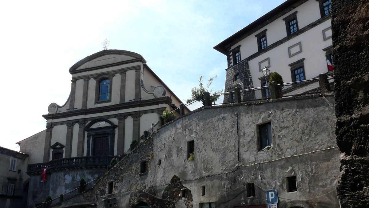 Gradoli: Kirche und Kirchmauer